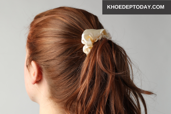 Tránh buộc tóc quá chặt và thường xuyên đổi kiểu